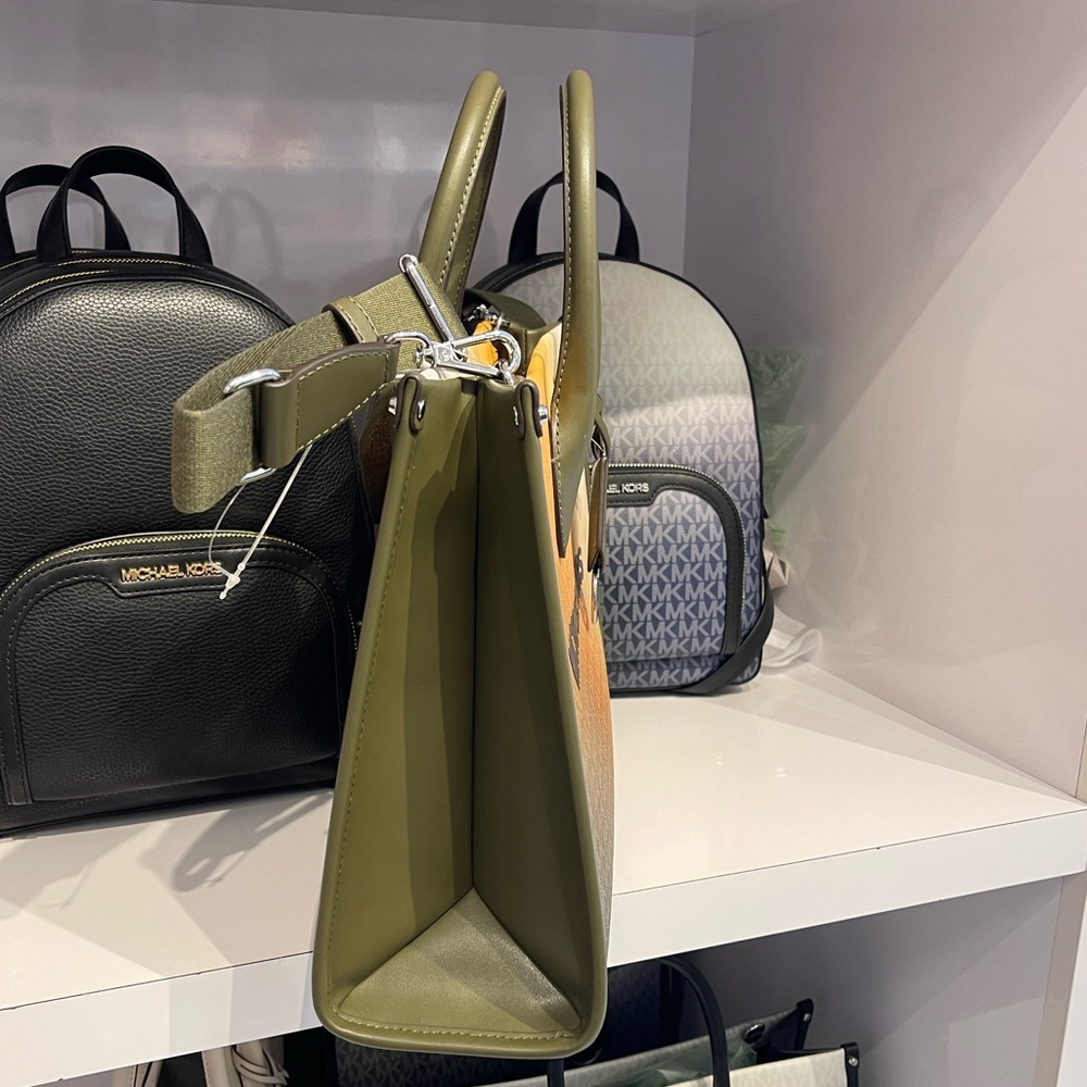 MICHAEL KORS Mirella Medium Ombré Signature Logo Tote Bag
Olive Combo
NWT - Picture 5 of 16